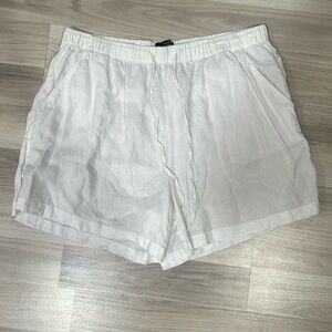 TAHARI Women’s white Lenin shorts Sz 1X